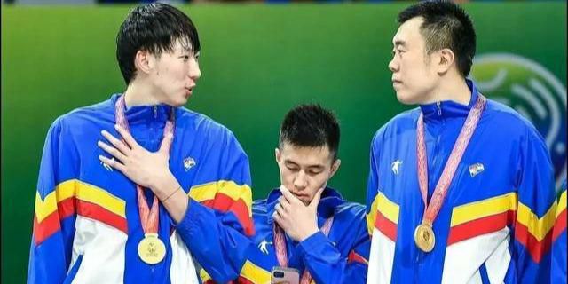 四个人拼命挤在后排，张子洲坐在副驾，面色阴郁的说：去香格里拉大酒店，开快点。